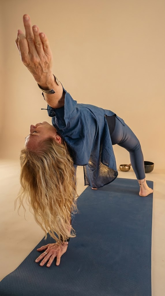 Mariana de Cauce Yoga en postura de yoga dentro del estudio en Villa Devoto