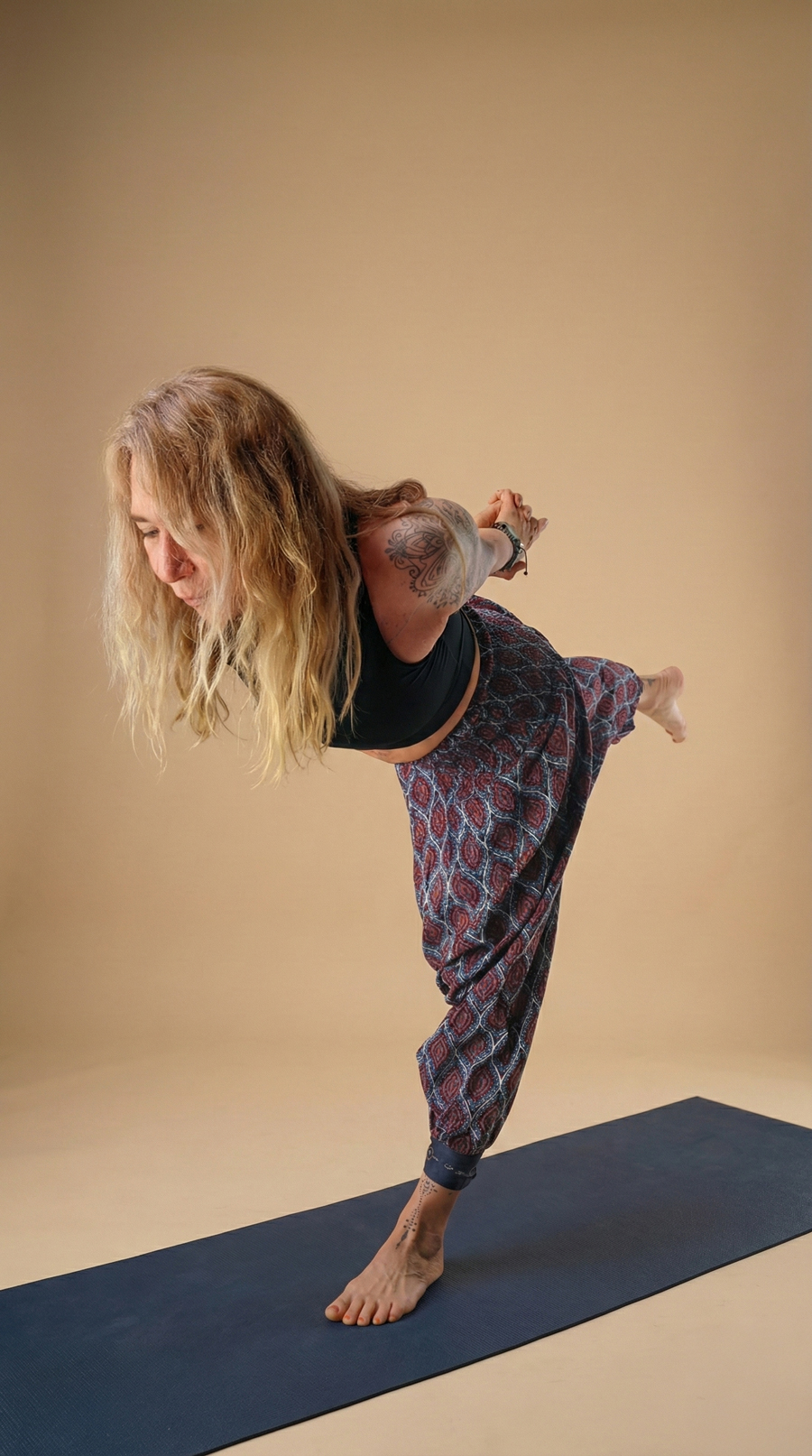 Detalle de Mariana guiando una clase de yoga en Cauce Yoga, Villa Devoto