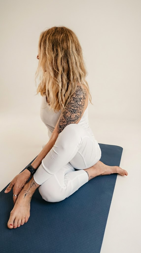 Profesora de Cauce Yoga practicando en balcón con plantas en Villa Devoto, Buenos Aires